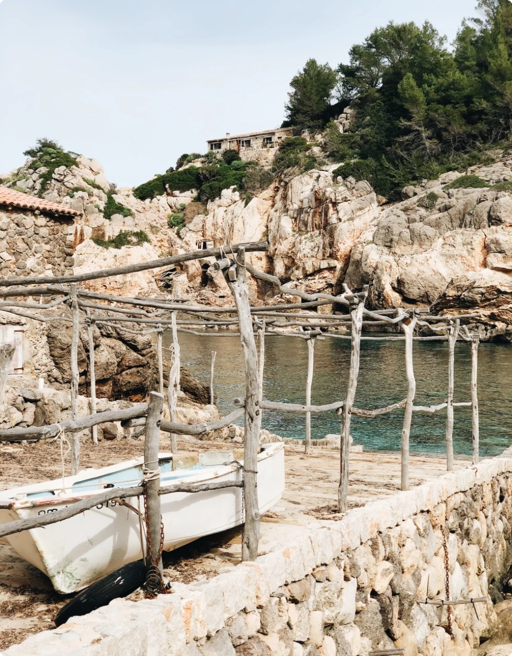 Un bote de remos cerca de la orilla.